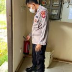 Polsek Jagoi Babang Rutin Cek Intalasi Listrik Yang Ada Di Mako
