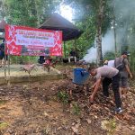 Polsek Jagoi Babang Dan Masyarakat Kerja Bakti Bersama Untuk Persiapan Festival Kampung Budaya Dayak Bidayuh Dan Ulang Tahun Bung Kupuak Ke-182