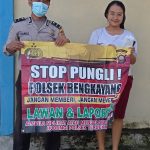 <em>Dengan Spanduk, Bhabinkamtibmas Kampanyekan STOP Pungli</em>